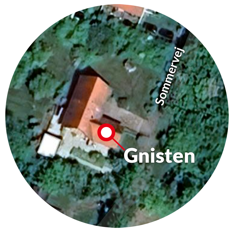 Gnistens indgang ligger på højre hånd set fra Sommervej