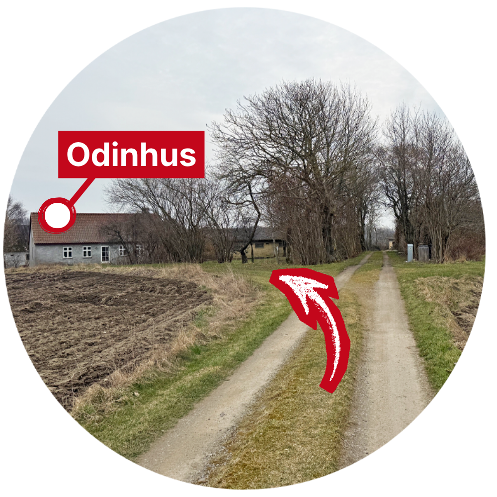 Wenn Sie die Schotterstraße entlangfahren, biegen Sie links ab, um zu Odinhus zu gelangen.