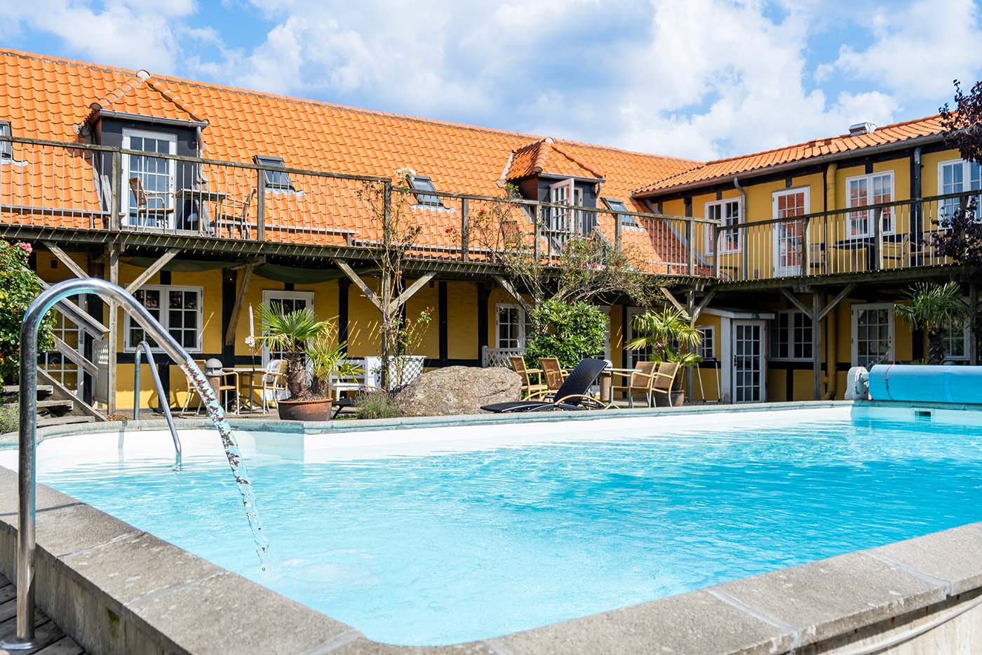 Hyggelig gårdhave med pool hos Østersøen ferielejligheder i Svaneke, Bornholm