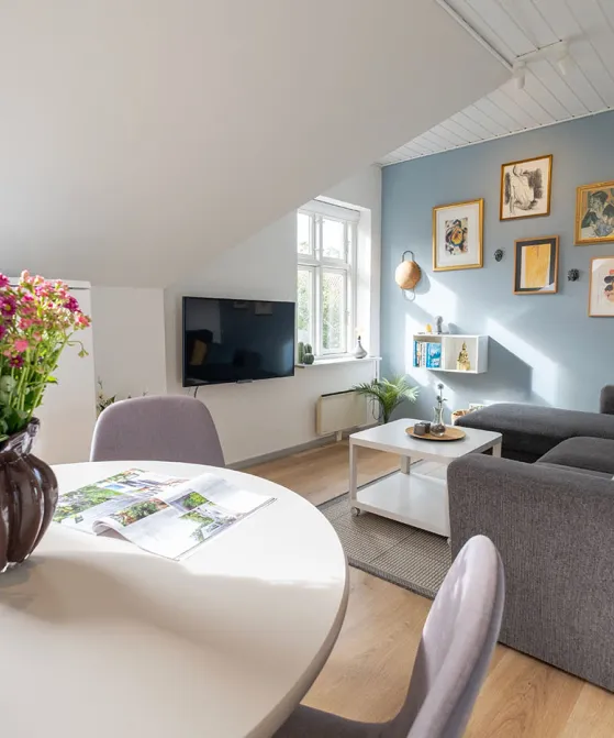 Kombineret opholdsrum med stue og spiseplads i Købmandsgården nr. 5