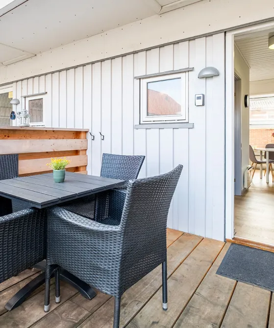 Terrasse med havemøbler og gasgrill i Købmandsgården nr. 5