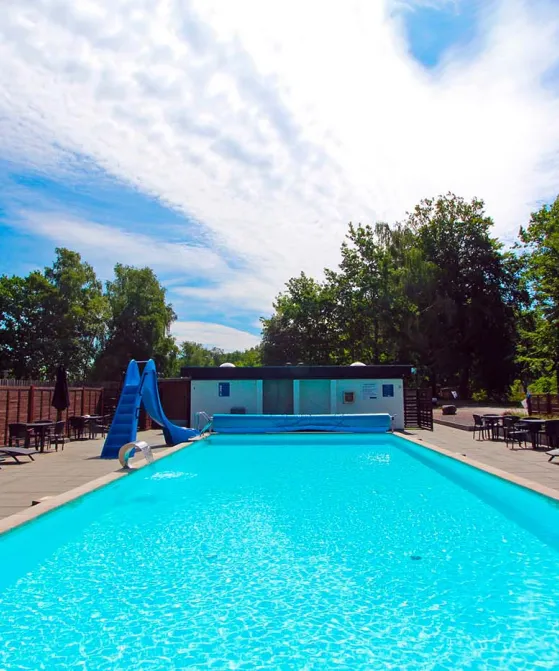 Dejlig udendørs swimmingpool ved Hasle Feriepark og Hasle Hytteby