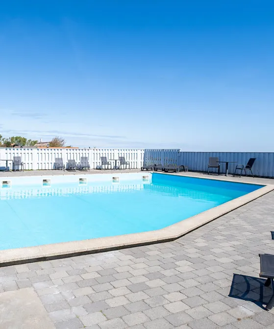 Pool ved Boesvang ferielejligheder i udkanten af Allinge