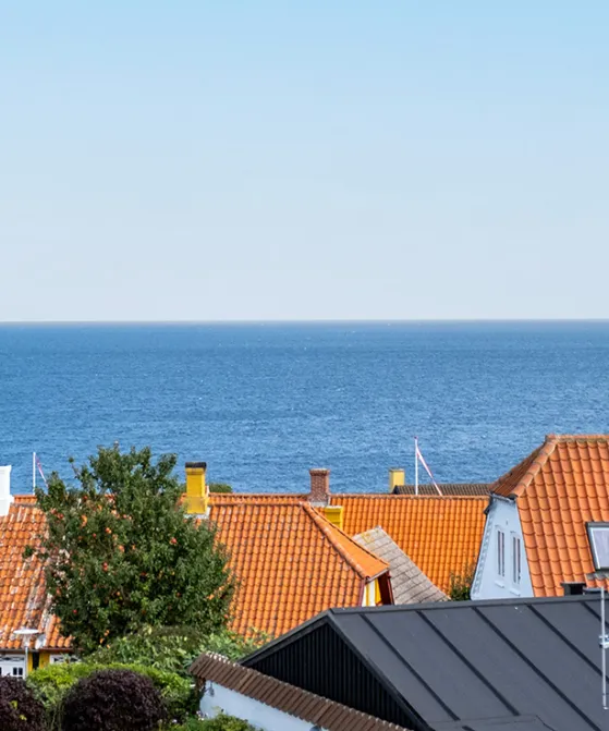 Udsigt over Gudhjem fra terrassen på 1. sal på Købmandsgården