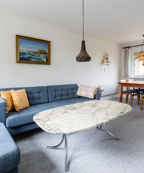 Stue med sofa og spisebord i ferielejlighed Gnisten