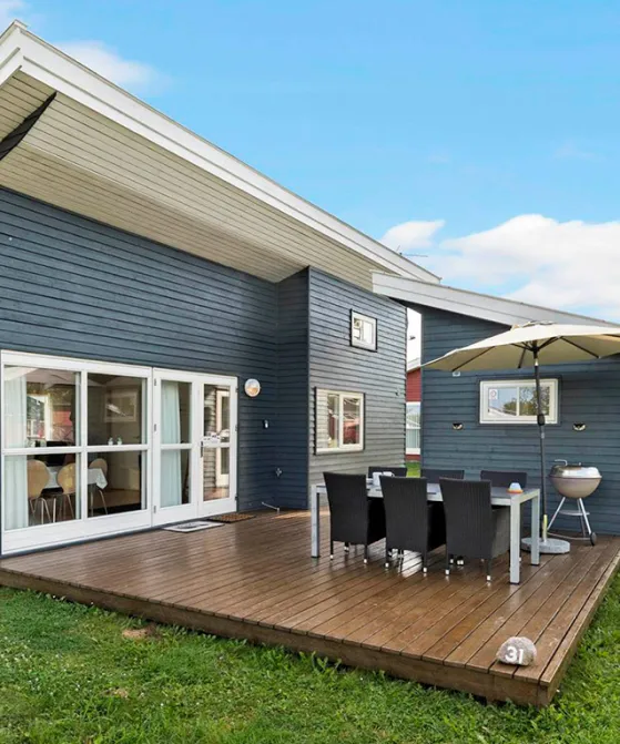 Hyggeligt feriehus med træterrasse i Rø Golfhuse