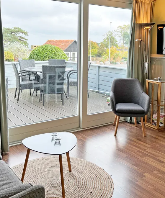 Stue med udgang til terrasse i Friheden Ferielejligheder