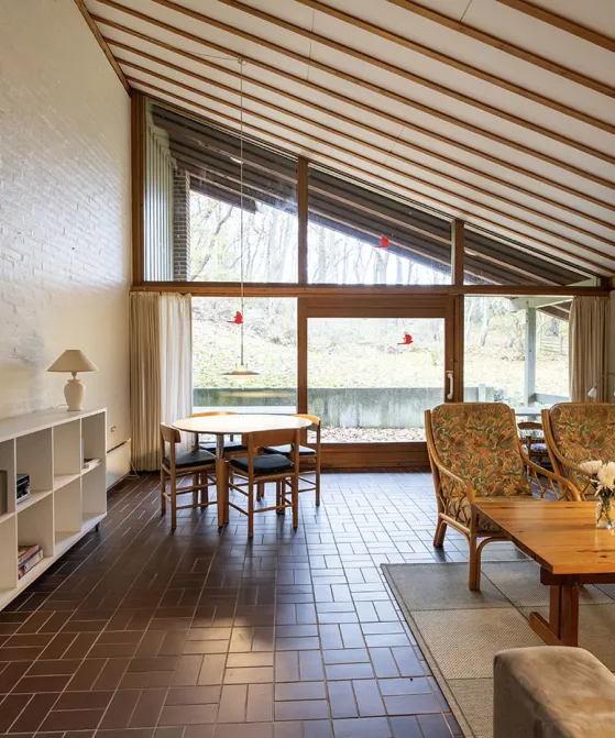 Stor stue med sofa, tv og udgang til overdækket terrasse i Hammershuse 1C