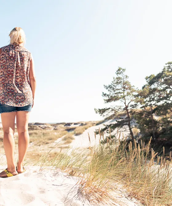 Mor og barn på hvid sandstrand