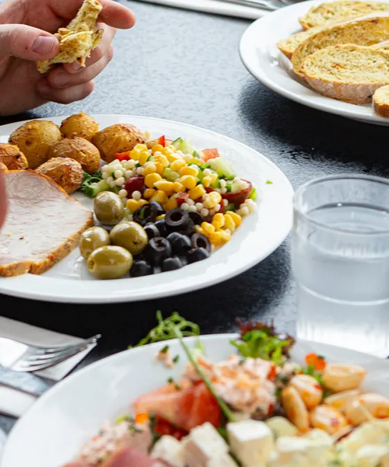 Nyd den lækre aftenbuffet med drikkevarer ad libitum hver aften på Abildgaard All-Inclusive