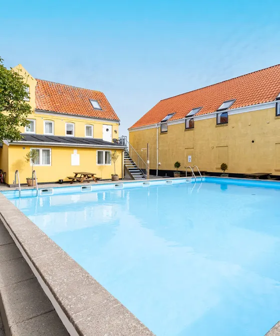 Købmandsgården i Gudhjem byder på en hyggelig gård med swimmingpool