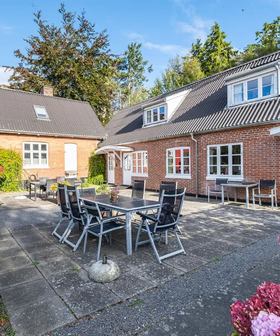 Dejlig stor terrasse med havemøbler i Lille Skovholt