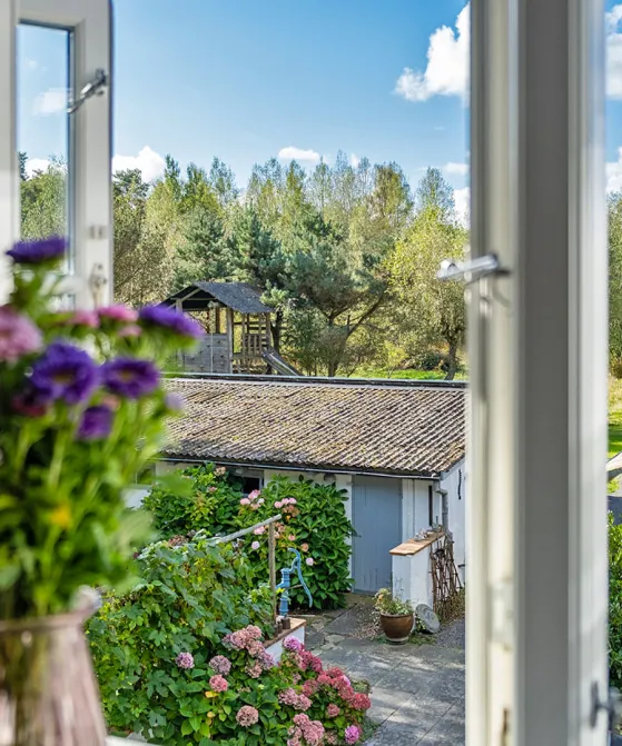 Fantastisk udsigt over omgivelserne fra spisepladsen i Lille Skovholt