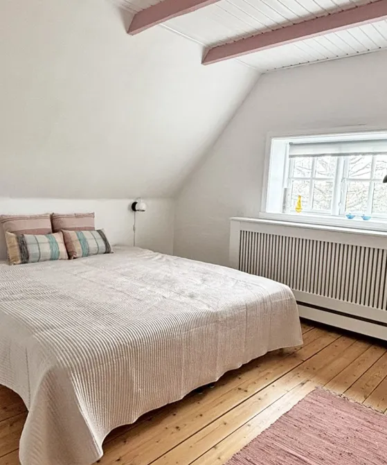 Flot og lyst soveværelse på 1. sal i Gammelgård