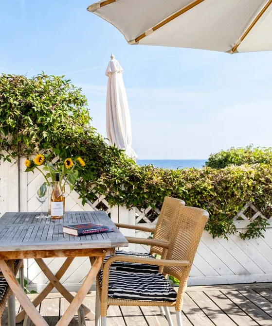 Nyd den dejlige sommerstemning på din egen terrasse hos Østersøen Ferielejligheder