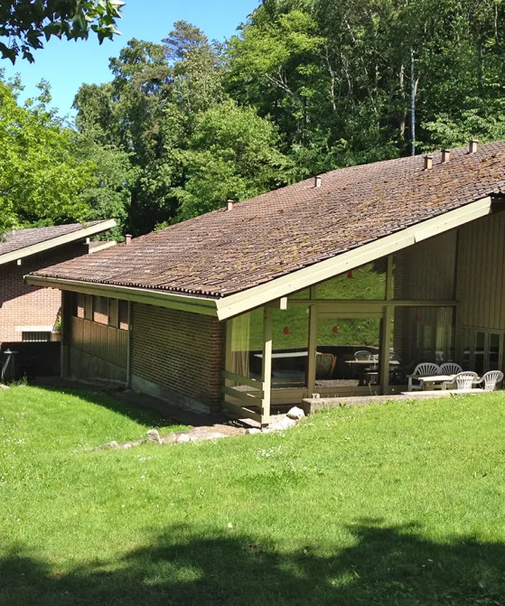 Hammershuse 1C med stor, grøn have og overdækket terrasse