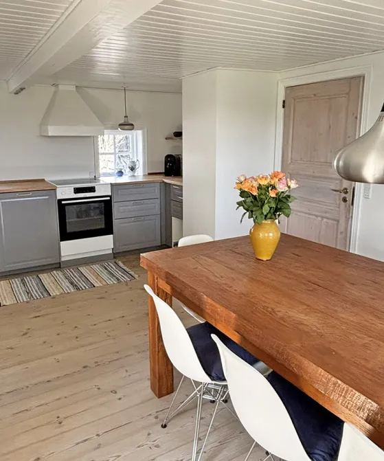 Rummeligt køkken med spiseplads i Gammelgård
