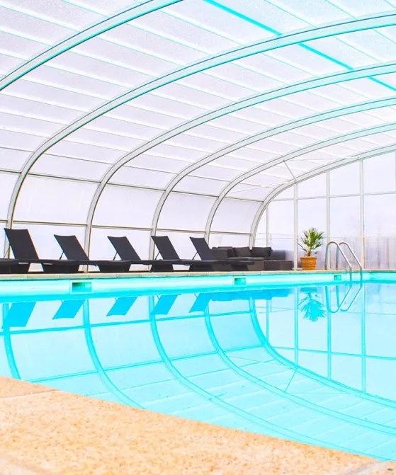 Overdækket pool hos Storløkke Feriepark