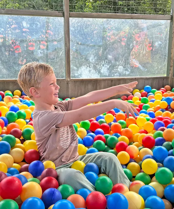 Kuglebassinet hos Storløkke Feriepark er altid populært hos de små i familien
