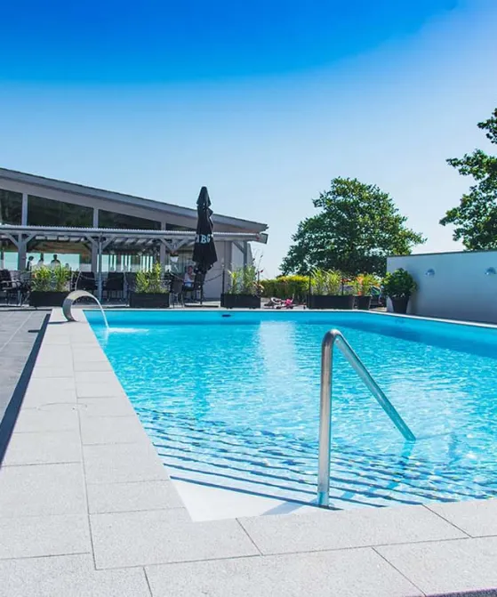Skøn swimmingpool på Hotel Abildgård