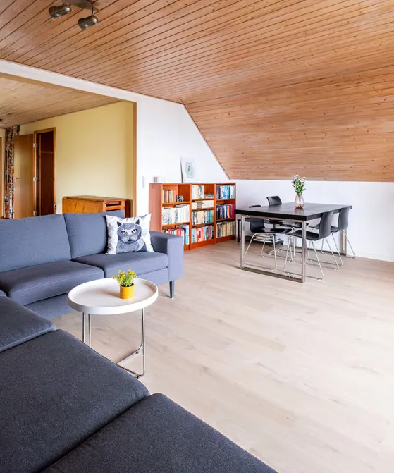 Stue med stor sofa i Villa Bølshavn