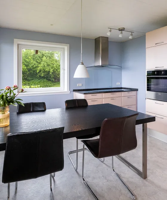 Rummeligt køkken med spiseplads i Villa Bølshavn