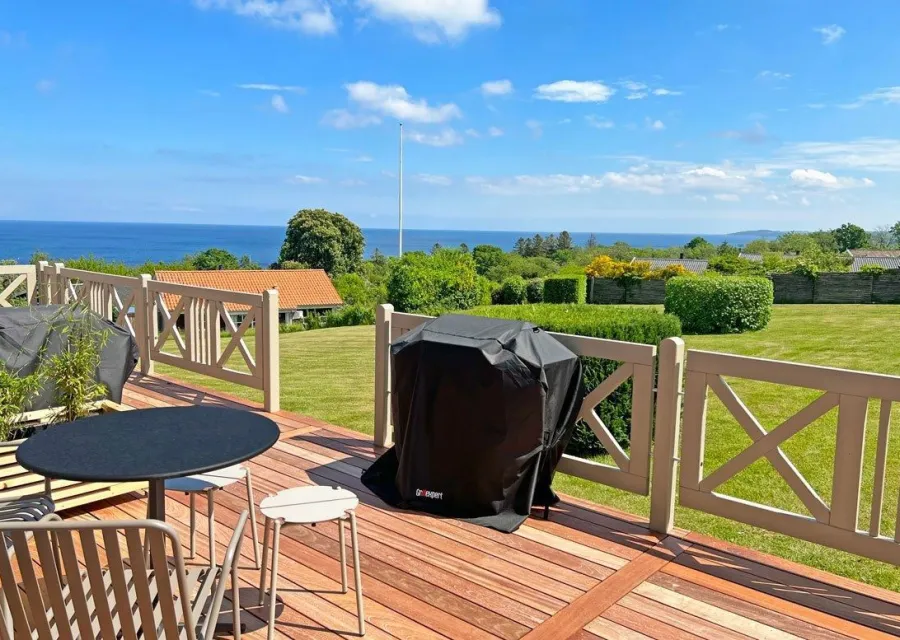 Holiday apartment 4-6 persons with sea view