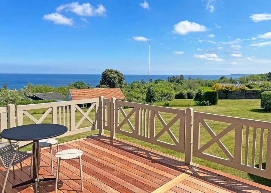 Holiday apartment 4-6 persons with sea view