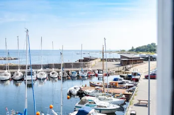 Nyd den smukke udsigt over Svaneke Havn fra din feriebolig i Østersøen