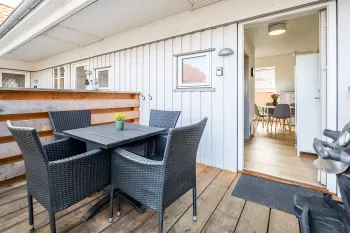 Terrasse med havemøbler og gasgrill i Købmandsgården nr. 5