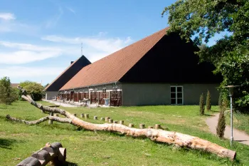 Sandvig Søpark ligger i et dejligt grønt område lige ved Hammerknuden