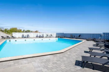 Pool ved Boesvang ferielejligheder i udkanten af Allinge