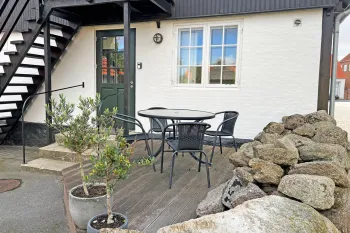 Hyggelig terrasse ved ferielejlighed nr. 7 på Munken i Svaneke