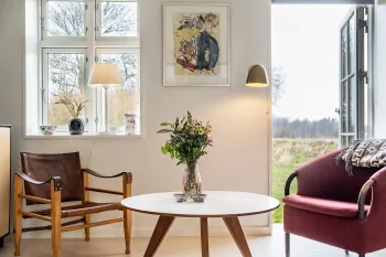Opholdsrum med udgang til have i feriehus Odinhus