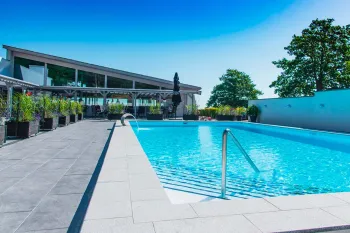 Tag en dukkert i swimmingpoolen ved Hotel Abildgård