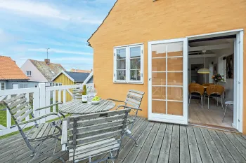 Fin, mindre terrasse med havemøbler i Annekset