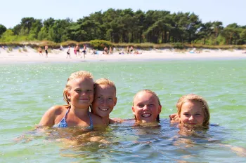 Børn i vandet på Balka Strand
