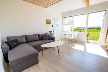 Opholdsrum med direkte udgang til solrig terrasse i Boesvang ferielejlighed nr. 5