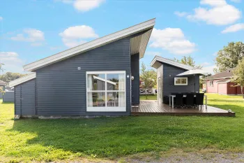 Rø Golfhuse er feriehuse for 2-6 personer med flot træterrasse og anneks