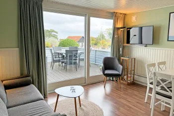 Opholdsrum med udgang til terrasse i Friheden Ferielejligheder
