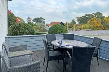 Terrasse med havemøbler i Friheden Ferielejligheder