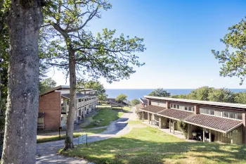 Grønne omgivelser og blå himmel på Hammershuse