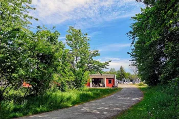 Hasle Feriepark ligger i et dejligt grønt område