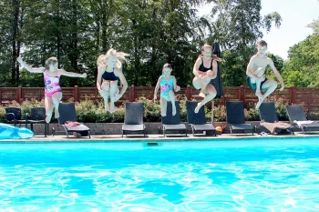 Børnene hopper i poolen ved Hasle Feriepark og Hasle Hytteby