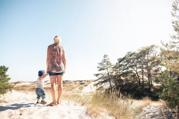 Mor og barn på hvid sandstrand