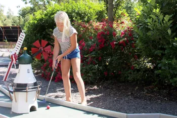 Lav et "hole-in-one" på minigolfbanen ved Hasle Feriepark og Hasle Hytteby