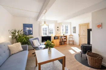 Opholdsrum med brændeovn i Kirkehuset 4B