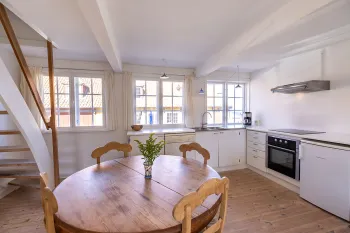 Køkken med spiseplads i Kirkehuset 4B