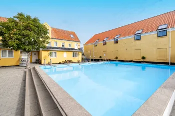 Købmandsgården i Gudhjem byder på en hyggelig gård med swimmingpool