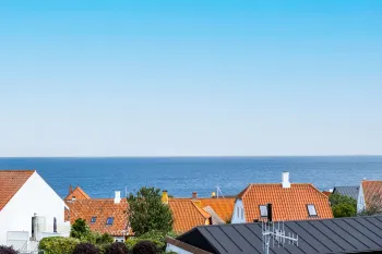 Udsigten over Gudhjem fra 1. sals terrasserne hos Købmandsgården